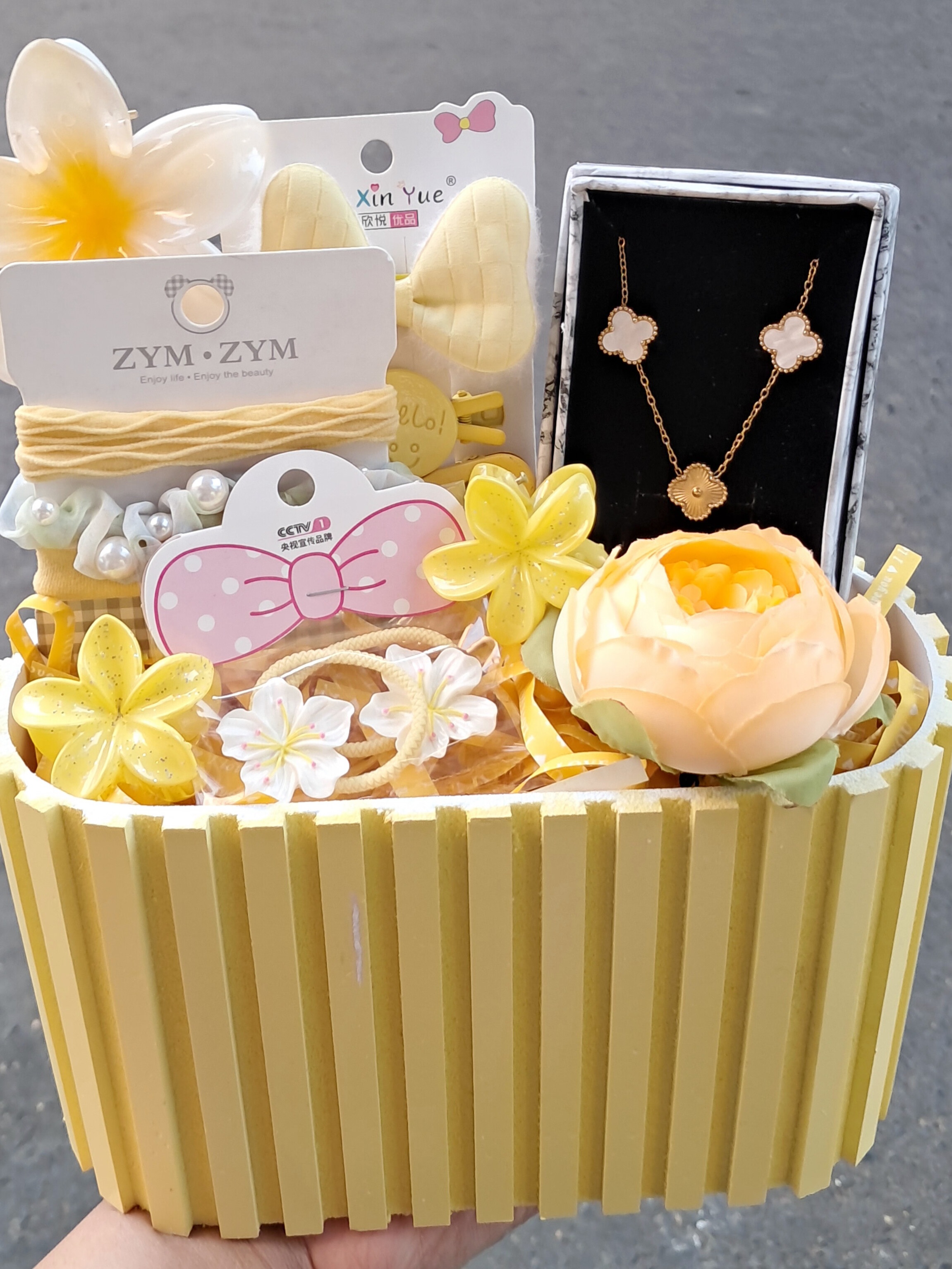 باکس هدیه دخترانه زرد کد2